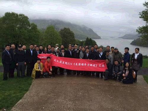 北大全体美国游学同学与上校教官在西点军校合影