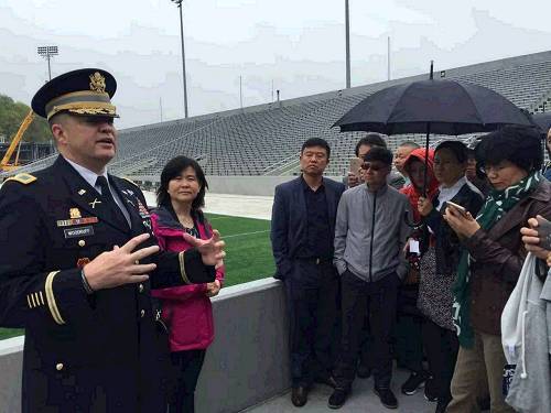 领导力系主任带领我们参观西点军校运动场