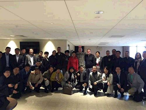 北大美国游学同学在西点军校与座谈交流的军校学员合影